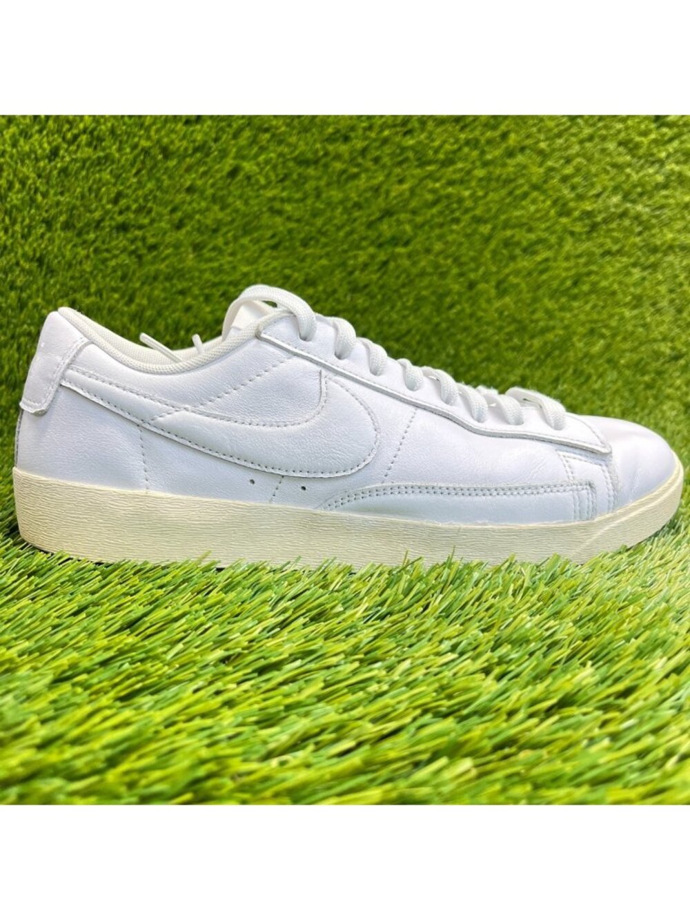 Nike Blazer Low‎ LE Womens Size 9 Triple White Athletic Leather Shoes Sneakers